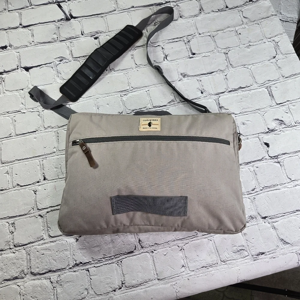 Cotopaxi Chuspa Messenger Bag In Light gray padded laptop bag